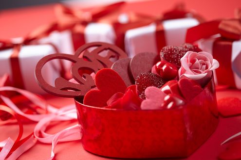 Обои на рабочий стол Сладости в форме сердца в коробочке среди подарков, Valentins day (Валентинов день)