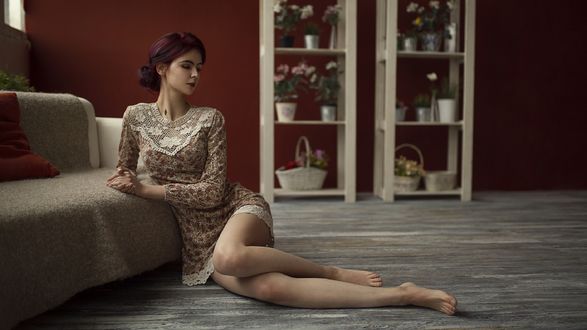 Обои на рабочий стол Модель Alice / Алиса сидит на полу у дивана, фотограф Вячеслав Щербаков