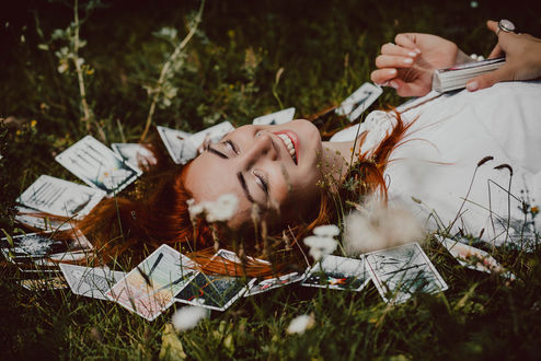 Обои на рабочий стол Модель Анна лежит на траве, фотограф Maxim Grachev