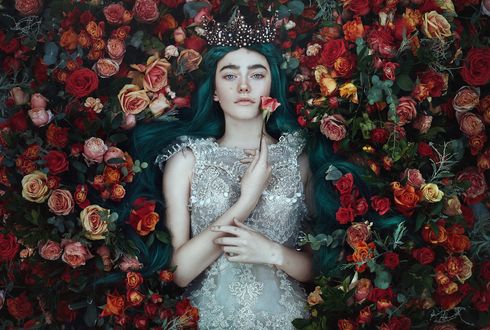 Обои на рабочий стол Девушка в короне с розой в руке лежит на розах, by Bella Kotak