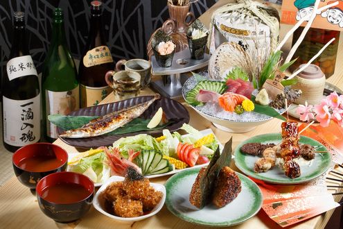 Обои на рабочий стол Японская кухня: изобилие блюд с ассорти из мяса, морепродуктов, специй, овощей и бутылок сакэ