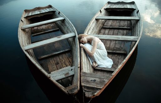 Обои на рабочий стол Модель Aleksandra Zygo в лодке, фотограф Dorota Gorecka