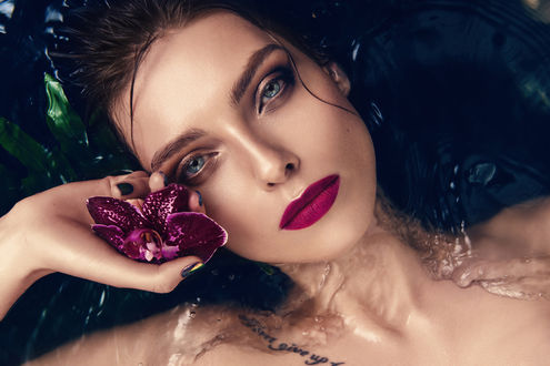 Обои на рабочий стол Девушка с орхидеей, фотограф Patrycja Wieczorek