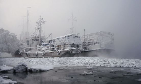 Обои на рабочий стол Рыбацкие баркасы, покрытые изморозью, пришвартованы у берега зимой, фотограф Марина Фомина