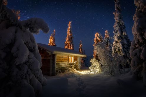 Обои на рабочий стол Лесная избушка под сводом звезд зимой, Finland / Финляндия, фотограф Пашеничев Александр