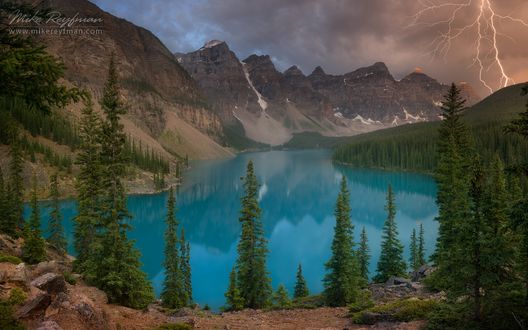 Обои на рабочий стол Moraine Lake / Озеро Морейн летом на фоне молний в грозовом небе, Canada / Канада, фотограф Майк Рейфман