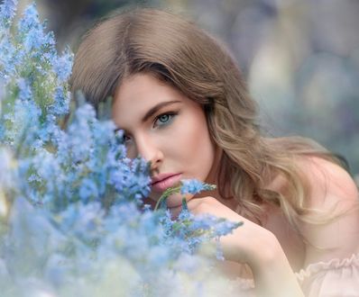 Обои на рабочий стол Девушка рядом с голубыми цветами, фотограф Tanya Markova