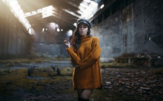 Обои на рабочий стол Модель Jessica в кепке и вязанном свитере стоит в заброшенном здании, by Nicola Davide Furnari