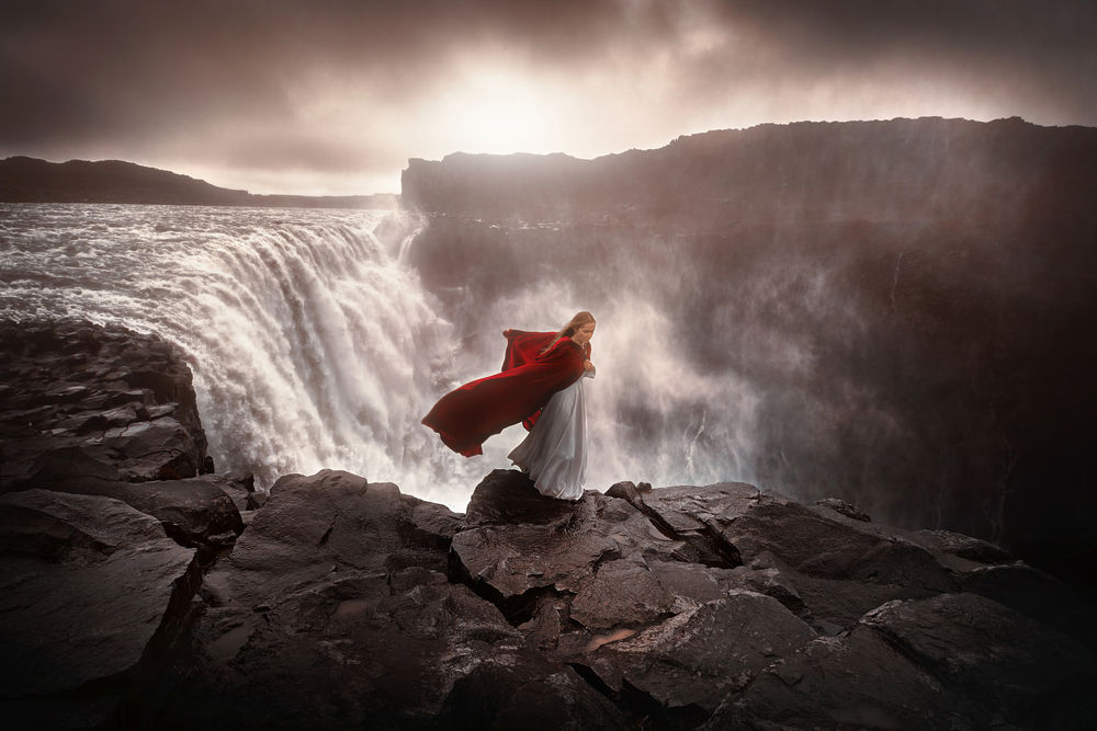 Обои для рабочего стола Девушка стоит на фоне водопада, by TJ Drysdale