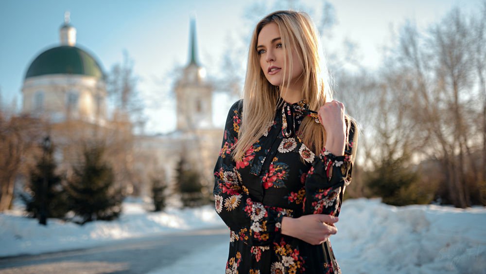 Обои для рабочего стола Модель Ashley Booth стоит зимой у дороги на фоне храма, фотограф Сергей Жирнов