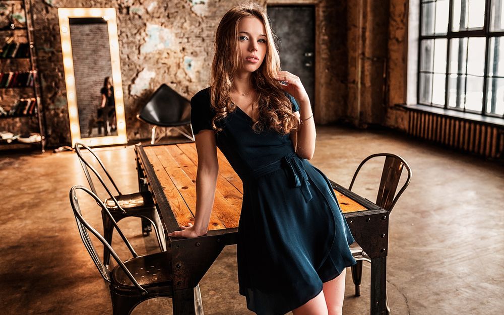Обои для рабочего стола Модель Даша Дягелева стоит у стола, фотограф Vlad Popov