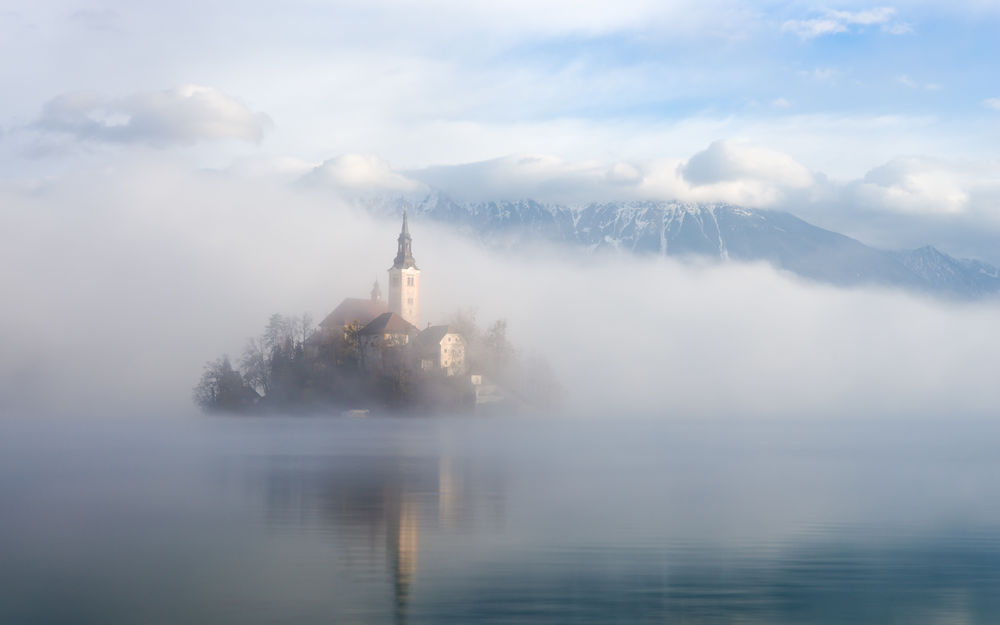 Обои для рабочего стола Туманное утро на озере Bled, Slovenia / Блед, Словения с видом на церковь Успения Девы Марии, фотограф Кирилл Трубицын