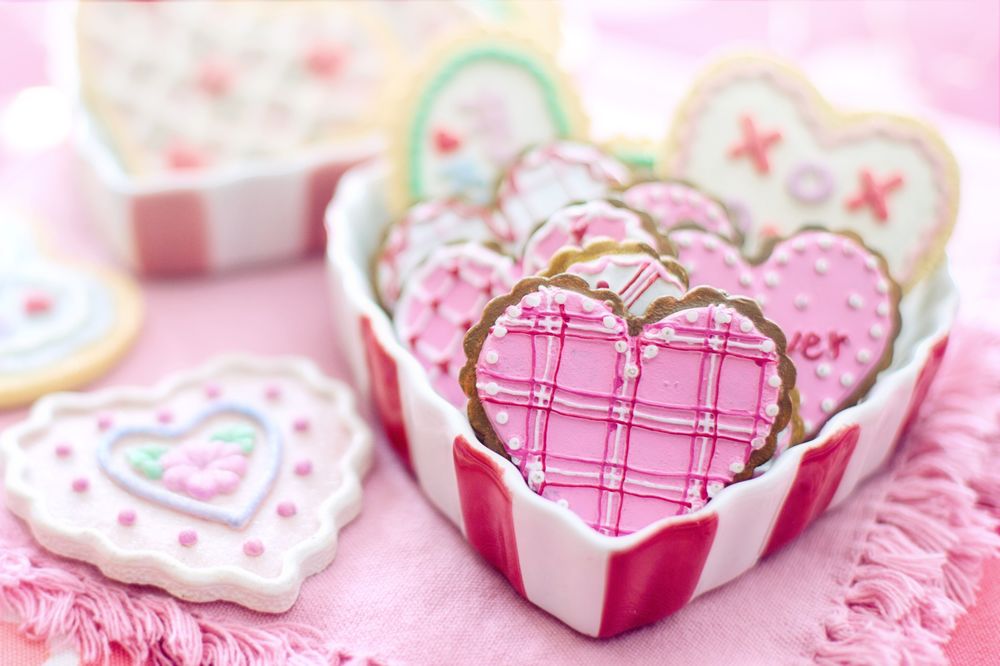 Обои для рабочего стола Глазированные печеньки в форме сердца в коробочке на розовой салфетке, Valentins day (Валентинов день)