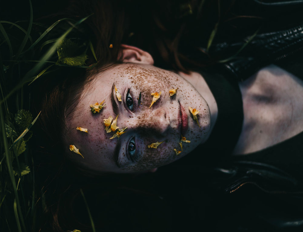 Обои для рабочего стола Модель Влада с цветочками на лице лежит на траве, фотограф Maxim Grachev