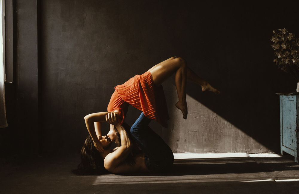 Обои для рабочего стола Парень лежит на полу и целуется с девушкой, фотограф Marta Syrko