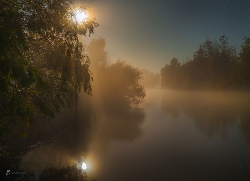 Обои для рабочего стола Ночное полнолуние над рекой, покрытой туманом, Астраханская область / Осенние сны Волги, фотограф Лашков Федор