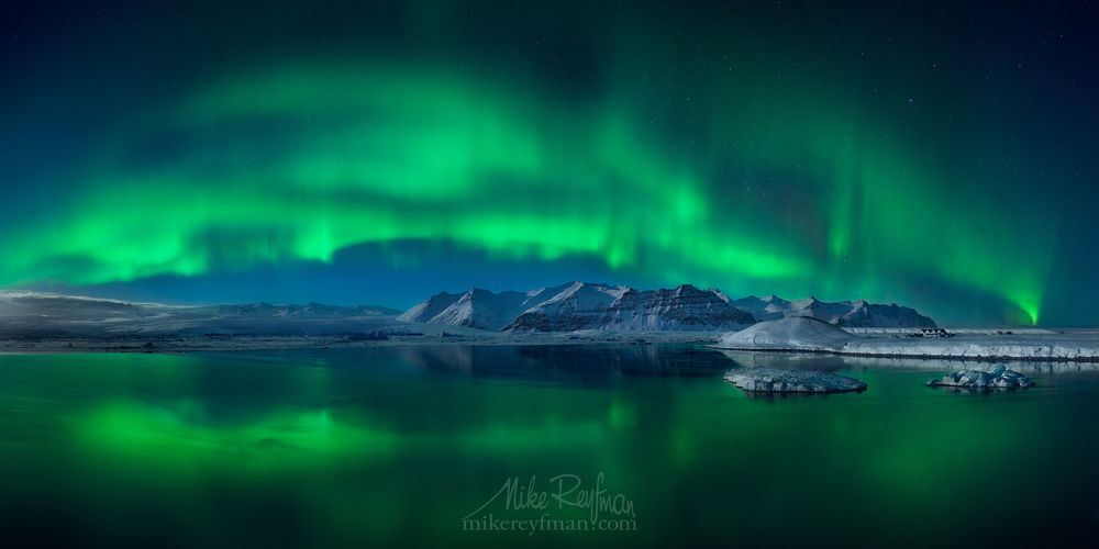 Обои для рабочего стола Северное сияние над ледниковой лагуной Jokulsarlon / Йокульсаарлоон, Iceland / Исландия, фотограф Майк Рейфман