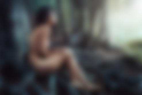 Обои на рабочий стол Обнаженная модель Delaia Gonzalez / Делайя Гонсалес сидит у дерева, фотограф Gustavo Terzaghi