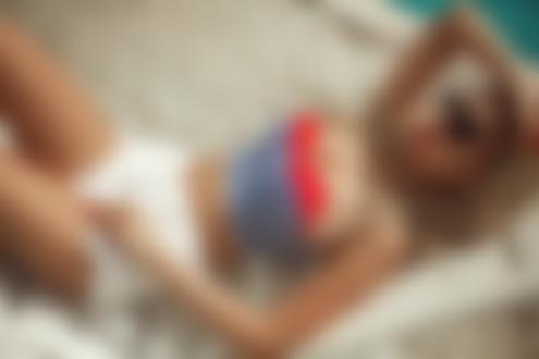 Обои для рабочего стола Девушка с солнцезащитных очках, шортах и топе лежит на шезлонге у бассейне, фотограф Валерия Воронина