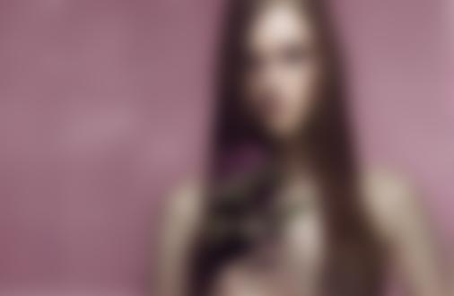 Обои для рабочего стола Модель Mira Marchuk с длинными волосами держит в руках цветок, фотограф Tanya Timal