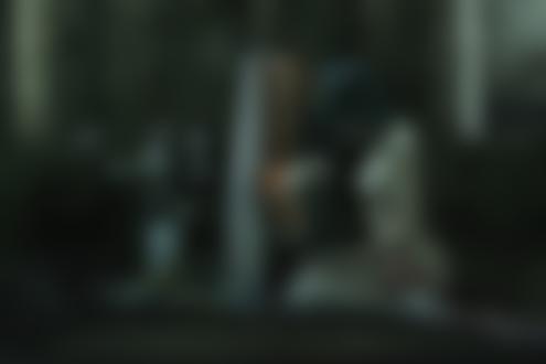 Обои для рабочего стола Обнаженная девушка сидит в комнате на полу, фотограф Lе Hоng Tuаn