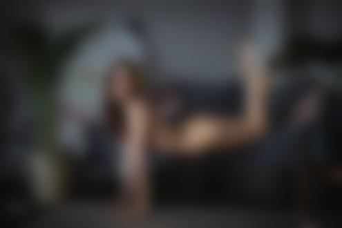 Обои для рабочего стола Обнаженная модель Polly Bound лежит на диване в комнате, уперевшись руками в пол, фотограф Максим Чуприн