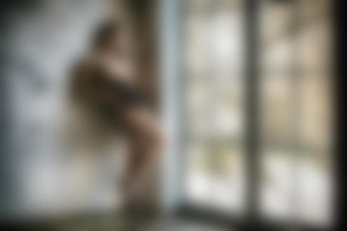Обои на рабочий стол Девушка Катя в нижнем белье стоит у стены. Фотограф Aleksey Simorov