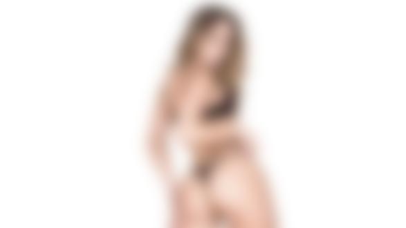 Обои на рабочий стол Модель Remy LaCroix в черном нижнем белье стоит к нам спиной