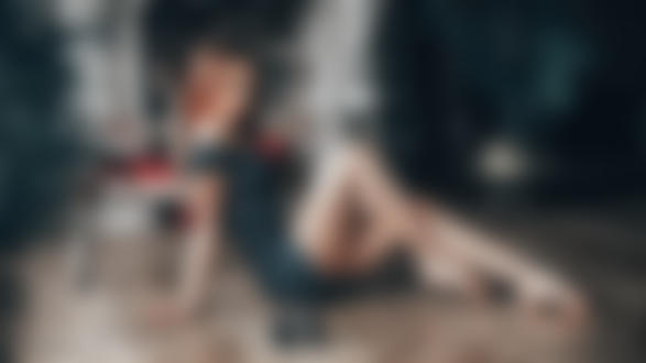Обои для рабочего стола Девушка Алиса сидит на полу перед фотоаппаратом, фотограф Антон Харисов