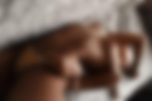 Обои для рабочего стола Девушка с красивым загаром топлес позирует, лежа на диване, фотограф Юра Печень