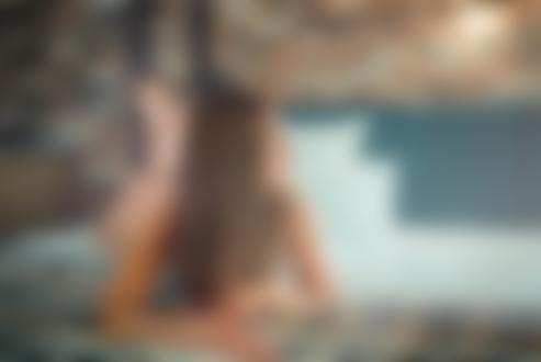 Обои для рабочего стола Девушка с длинными волосами лежит на постели, фотограф Николай Смолянкин