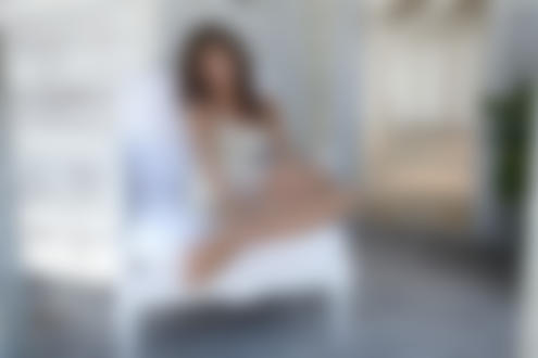 Обои на рабочий стол Эротическая фотомодель Little Caprice сидит в кресле