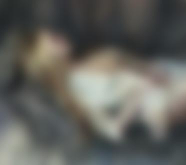 Обои на рабочий стол Светловолосая девушка в белом лежит с закрытыми глазами, by trungbui42