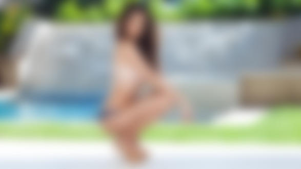 Обои на рабочий стол Фотомодель сидит на корточках в туфлях у бассейна
