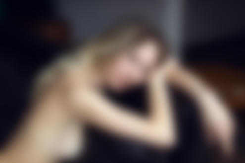 Обои на рабочий стол Модель Julia у стола. Фотограф Игорь Шматов