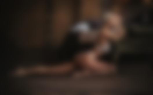 Обои на рабочий стол Модель Anjelika позирует, сидя на полу у кресла, фотограф Сергей Востриков