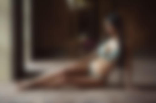 Обои на рабочий стол Модель Helga Lovekaty в нижнем белье сидит на полу, by Nikolas Verano