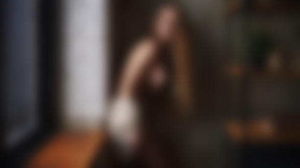 Обои для рабочего стола Модель Nataly стоит у стены. Фотограф Сергей Жирнов