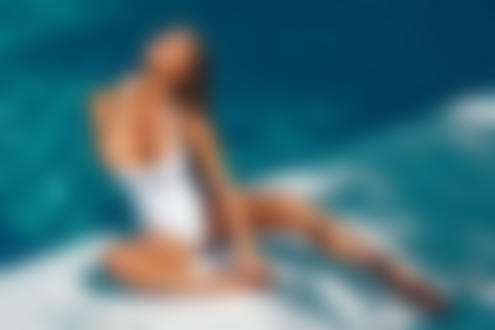 Обои для рабочего стола Модель Any Salceanu сидит у бассейна, Фотограф Irina Pavlovna