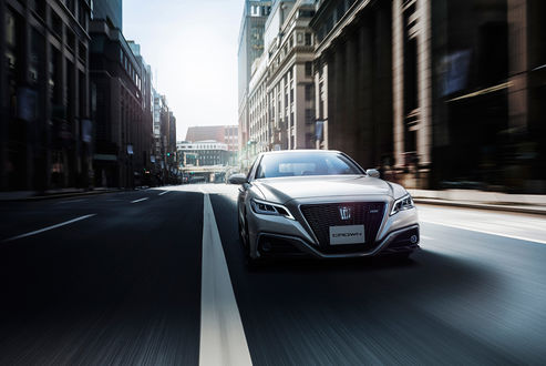 Обои на рабочий стол Японский автомобиль Toyota Crown на улицах города