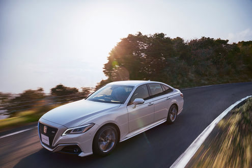 Обои на рабочий стол Автомобиль Toyota Crown на загородной дороге