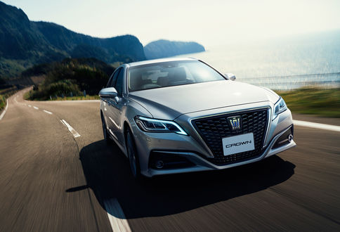 Обои на рабочий стол Автомобиль Toyota Crown на прибрежной дороге