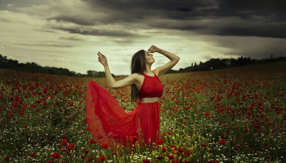 Обои на рабочий стол Модель Judith Ugrai в красном платье на маковом поле, by Jesus Solana