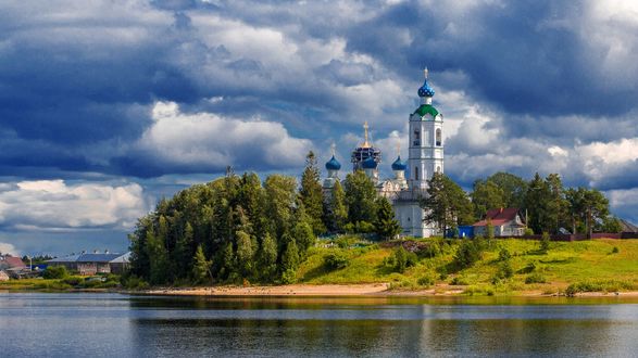 Обои на рабочий стол Церковь на окраине Вологды у берега реки, фотограф Владимир Осауленко