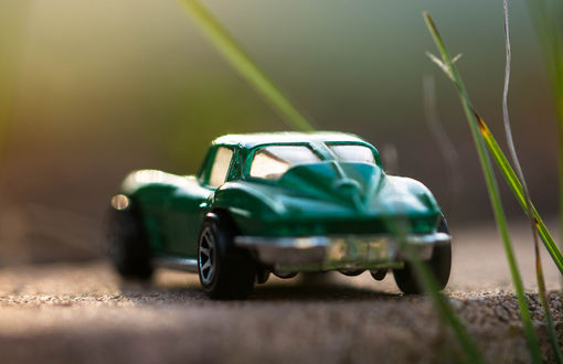 Обои на рабочий стол Игрушечный автомобиль за травой, фотограф Julie Jablonski
