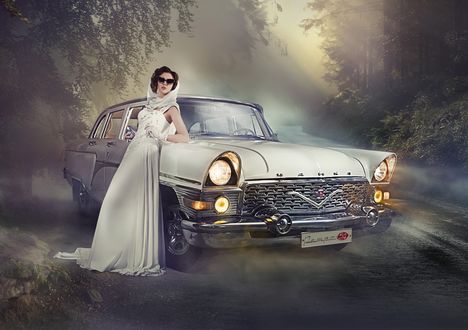 Обои на рабочий стол Фотомодель в белом платье позирует у автомобиля ГАЗ- 13 Чайка