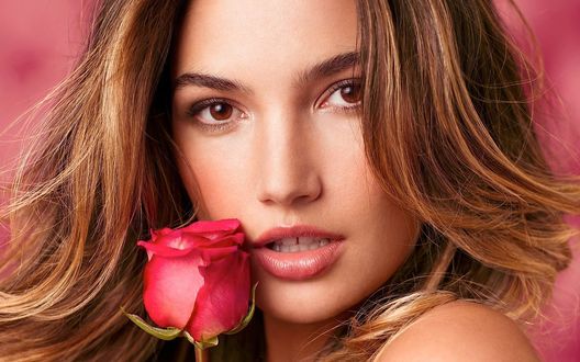 Обои на рабочий стол Портрет модели Lily Aldridge / Лили Олдридж с розой