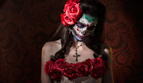 Обои на рабочий стол Модель Laura Mequinenza с макияжем на лице в стиле Santa Muerte / Святая Смерть, фотограф Carolina Villafruela