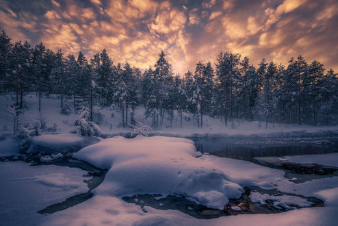 Обои на рабочий стол Облачное небо над рекой в Ringerike, Норвегия, фотограф Ole Henrik Skjelstad
