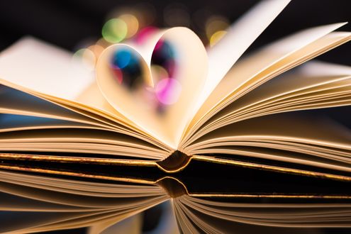 Обои на рабочий стол Открытая книга со страницами свернутыми, образуя сердечко, by Theo Crazzolara